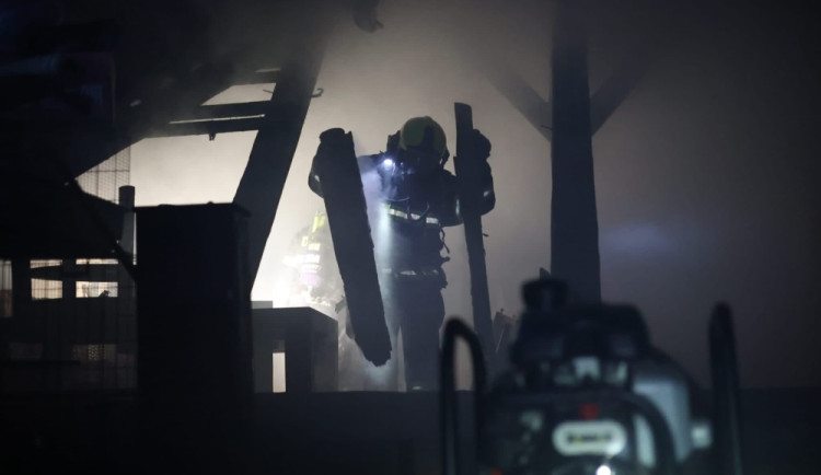 Od trámu v komíně začal hořet dům na Olomoucku. Škoda půjde do statisíců