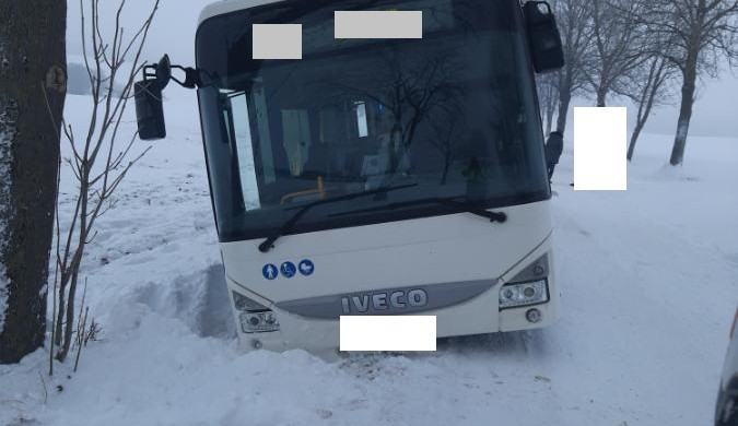 FOTO: Náročné úterní cestování po Vysočině. Uvízlý autobus i řidiči kamionů, kteří jezdí tam, kde nemají