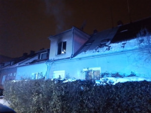 V hořícím domě v Olomouci bylo blízko k tragédii, hasiči se záchranáři oživovali člověka