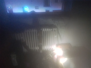 V hořícím domě v Olomouci bylo blízko k tragédii, hasiči se záchranáři oživovali člověka