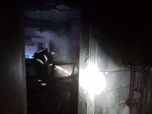 V hořícím domě v Olomouci bylo blízko k tragédii, hasiči se záchranáři oživovali člověka