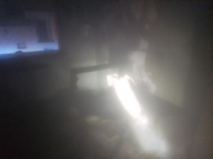 V hořícím domě v Olomouci bylo blízko k tragédii, hasiči se záchranáři oživovali člověka