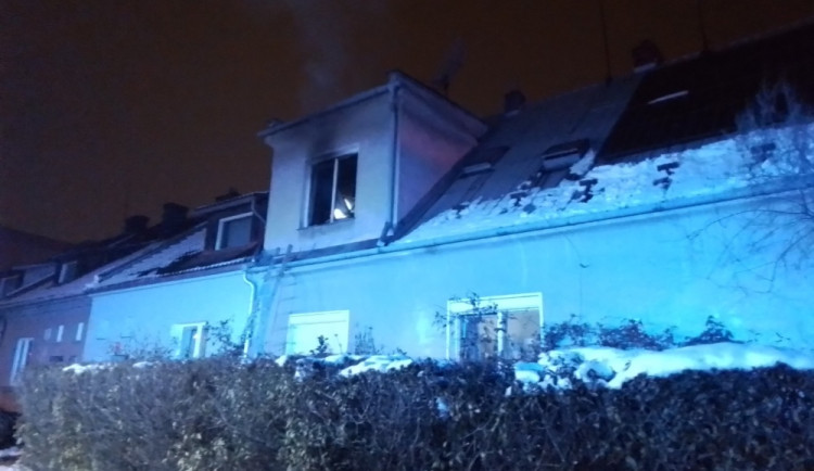 V hořícím domě v Olomouci bylo blízko k tragédii, hasiči se záchranáři oživovali člověka