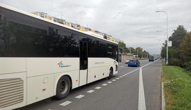 Papírové jízdenky na autobusy a vlaky v Olomouckém kraji podraží. Úspornější variantou je aplikace
