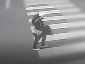 VIDEO: Krádež kabelky na parkovišti v Zábřehu, policie pátrá po totožnosti neznámé ženy