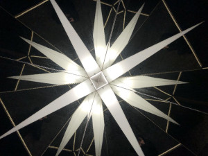 Náměstí v Jeseníku zdobí od letoška nový betlém. Lidé obdivují i unikátní Ochranovskou hvězdu