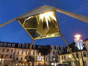 Náměstí v Jeseníku zdobí od letoška nový betlém. Lidé obdivují i unikátní Ochranovskou hvězdu