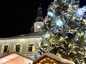 Náměstí v Jeseníku zdobí od letoška nový betlém. Lidé obdivují i unikátní Ochranovskou hvězdu