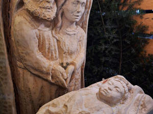 Náměstí v Jeseníku zdobí od letoška nový betlém. Lidé obdivují i unikátní Ochranovskou hvězdu