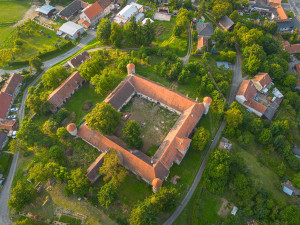 Ptenský zámek vydal sudové plomby, které dokládají existenci pivovaru, ale i měďáky a stříbrňáky. Budou na výstavě