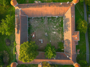 Ptenský zámek vydal sudové plomby, které dokládají existenci pivovaru, ale i měďáky a stříbrňáky. Budou na výstavě