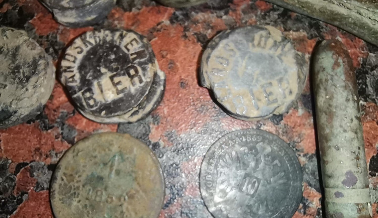 Ptenský zámek vydal sudové plomby, které dokládají existenci pivovaru, ale i měďáky a stříbrňáky. Budou na výstavě