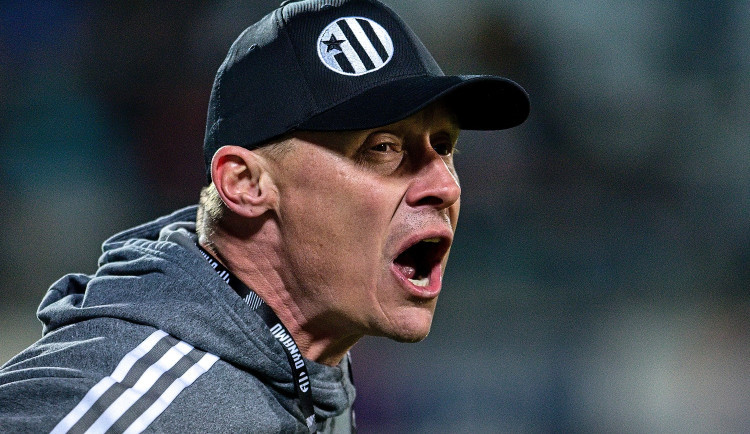 Je to ostuda. Z boje neutíkám, říká trenér Dynama po prohře v Plzni