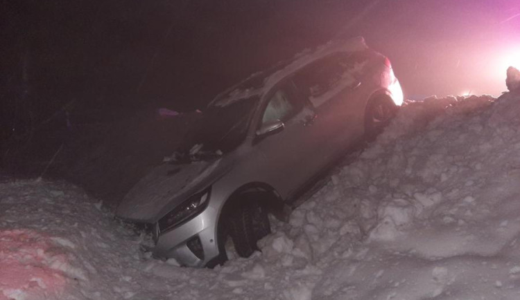 Řidička na obchvatu Velkého Beranova ve sněhu dostala smyk a uvízla v příkopu. Škoda je skoro 100 tisíc