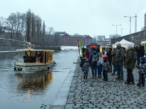 FOTOGALERIE: Jedinečná atmosféra i neustálé vyklízení. Vánoční trhy na olomoucké náplavce prošly testem