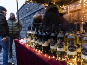 FOTOGALERIE: Jedinečná atmosféra i neustálé vyklízení. Vánoční trhy na olomoucké náplavce prošly testem