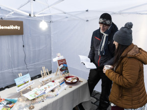 FOTOGALERIE: Jedinečná atmosféra i neustálé vyklízení. Vánoční trhy na olomoucké náplavce prošly testem