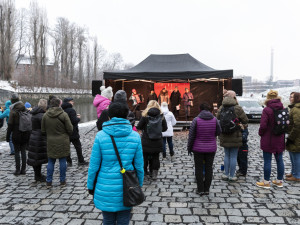 FOTOGALERIE: Jedinečná atmosféra i neustálé vyklízení. Vánoční trhy na olomoucké náplavce prošly testem