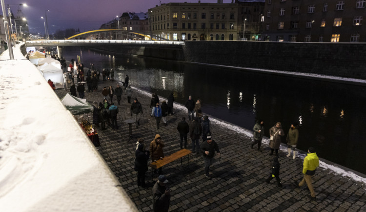 Jedinečná atmosféra i neustálé vyklízení. Vánoční trhy na olomoucké náplavce prošly testem