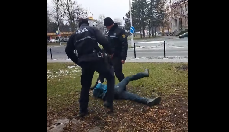 Svědci zachytili zákrok strážníků na mobilní telefon, záznam pobouřil veřejnost