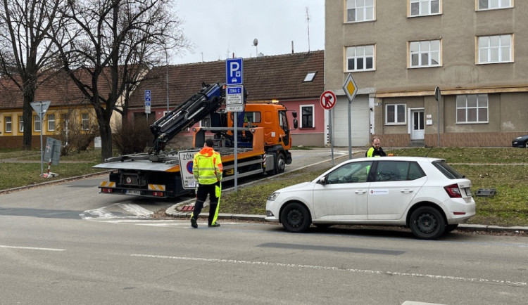 Brno už nechce platit za nepozorné řidiče. Zvýší ceny za odtah aut