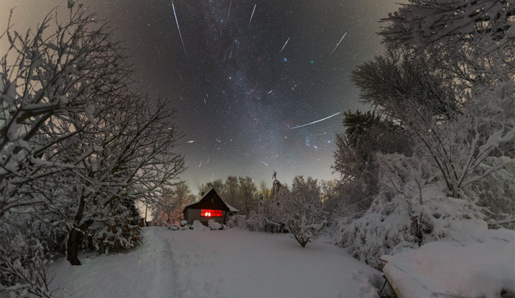 Oblohou prolétávají Geminidy. Meteorický roj vyvrcholí v noci na pátek