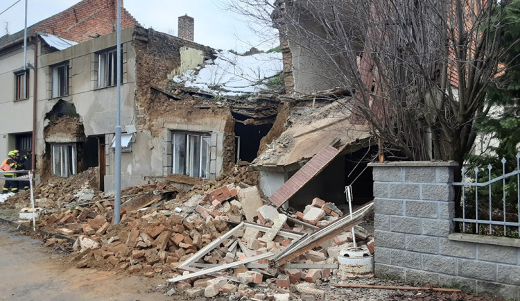 Na Prostějovsku se zřítilo zchátralé stavení, ruina ohrožuje okolní domy
