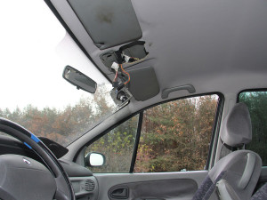 Ukradený katalyzátor i baterie, provrtaná nádrž. Dva dny opuštěné auto na Olomoucku zřídil zloděj