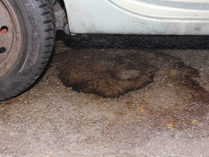 Ukradený katalyzátor i baterie, provrtaná nádrž. Dva dny opuštěné auto na Olomoucku zřídil zloděj