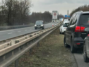 Řetězová nehoda zablokovala rušnou dálniční trasu do Olomouce, zranili se čtyři lidé
