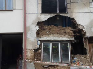 Na Prostějovsku se zřítilo zchátralé stavení, ruina ohrožuje okolní domy