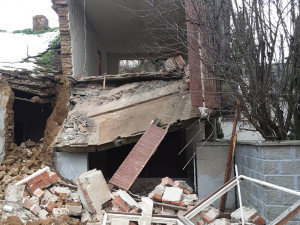 Na Prostějovsku se zřítilo zchátralé stavení, ruina ohrožuje okolní domy
