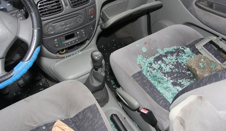 Ukradený katalyzátor i baterie, provrtaná nádrž. Dva dny opuštěné auto na Olomoucku zřídil zloděj