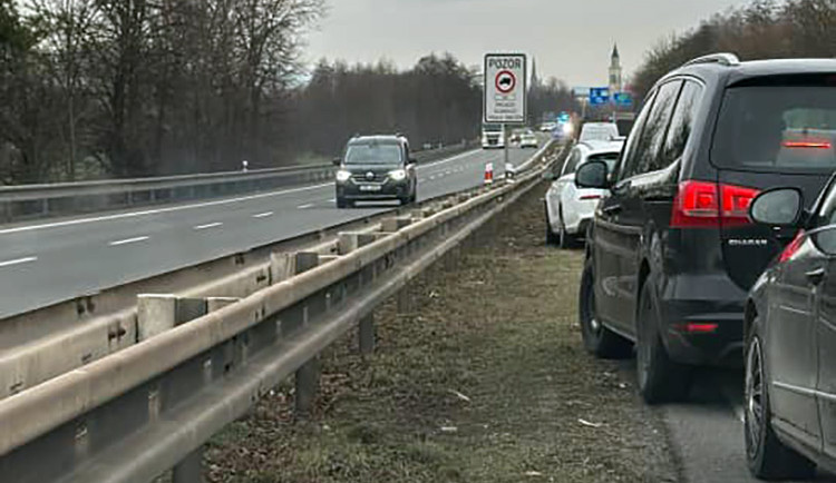 Nehoda zablokovala rušnou trasu z dálnice do Olomouce, zranili se čtyři lidé