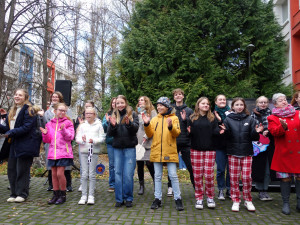 VIDEO: Studenti olomouckého gymnázia nazpívali nový klip. Píseň je spojená se sbírkou pro nemocné