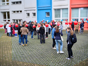 VIDEO: Studenti olomouckého gymnázia nazpívali nový klip. Píseň je spojená se sbírkou pro nemocné