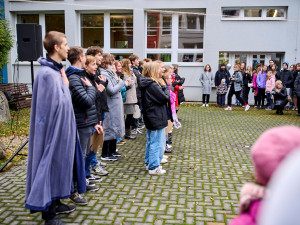 VIDEO: Studenti olomouckého gymnázia nazpívali nový klip. Píseň je spojená se sbírkou pro nemocné