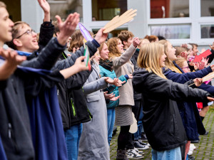 VIDEO: Studenti olomouckého gymnázia nazpívali nový klip. Píseň je spojená se sbírkou pro nemocné