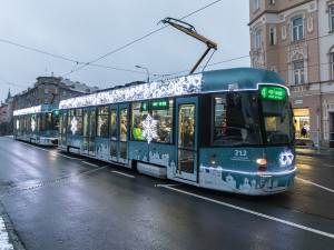 Světýlka, polepy i kuriózní dekorace. V mezinárodní anketě vánočních tramvají usiluje o hlasy i Olomouc