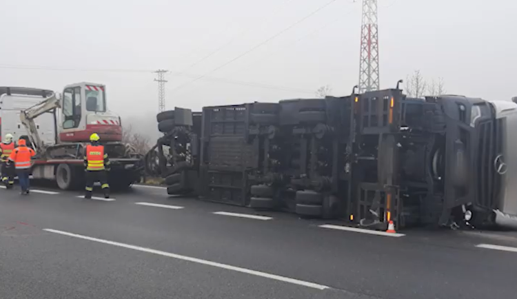 VIDEO: Kamionu začal na dálnici u Olomouce tancovat přívěs. Převrátil se, doprava na Ostravu byla omezená