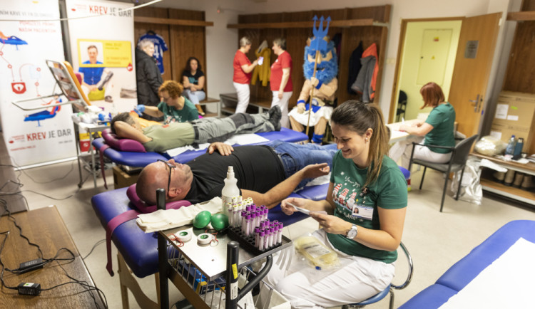 Mobilní odběr probíhal v prostorách Androva stadionu přímo v jedné z fotbalových šaten