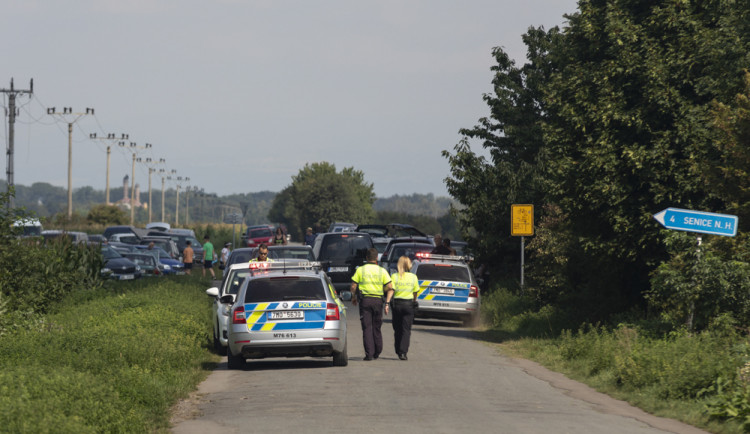 Sen o levné zelenině se prodražil. Desítkám řidičů přišly pokuty za špatné parkování při samosběru u Vojnic