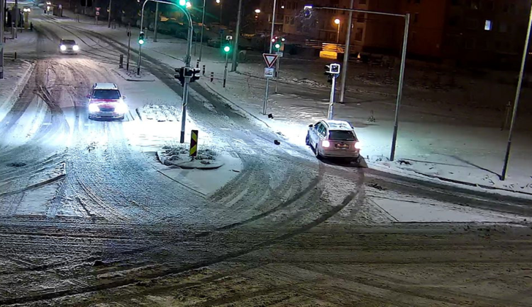 Při sněhové kalamitě naboural do semaforu v Olomouci. Policie pátrá po řidiči Octavie