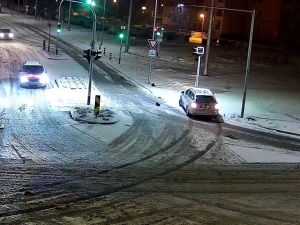 Při sněhové kalamitě naboural do semaforu v Olomouci. Policie pátrá po řidiči Octavie