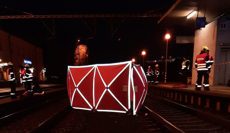 Tragická nehoda v Lipníku nad Bečvou: muže usmrtil vlak při přebíhání přes koleje