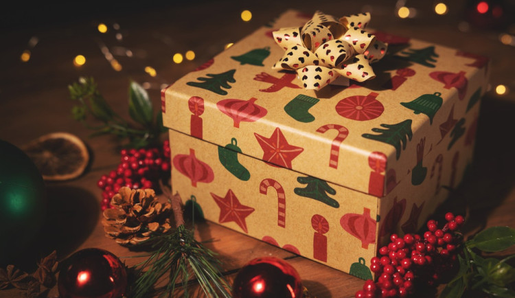 ANKETA: Vánoce budou letos skromnější, na dárcích bude šetřit 60 procent Čechů, tvrdí průzkum