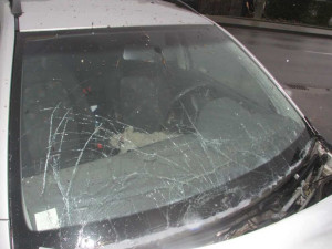 Výbuch zábavní pyrotechniky zničil v Pňovicích kapotu auta, přední sklo a okna v okolí