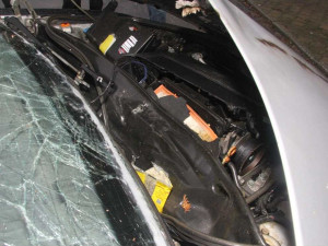 Výbuch zábavní pyrotechniky zničil v Pňovicích kapotu auta, přední sklo a okna v okolí