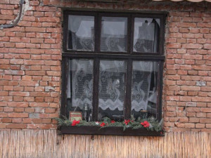 Výbuch zábavní pyrotechniky zničil v Pňovicích kapotu auta, přední sklo a okna v okolí