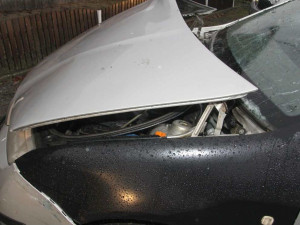 Výbuch zábavní pyrotechniky zničil v Pňovicích kapotu auta, přední sklo a okna v okolí